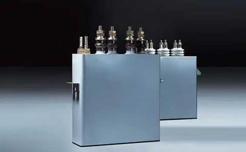 電容器在直流電路中起什么作用？